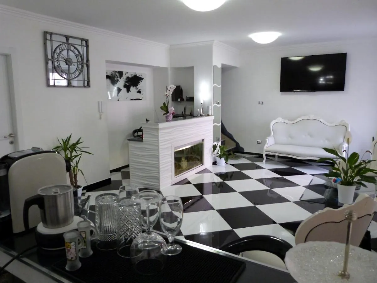 Clelia\'S Boutique Rooms & Suites contacts